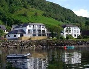 Holly Tree Hotel, Swimming Pool & Hot Tub